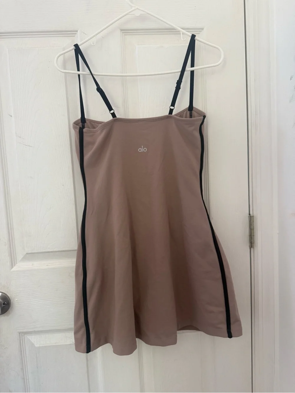 ALO Yoga Airbrush Streamlined Dres Taupe/Black